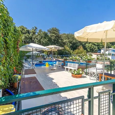 Будинок відпочинку Lovely In With Outdoor Swimming Pool *